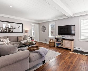 Cozy Winter Escape: Near Mountains & Lakes, Skiing, Snowshoeing, Snowmobiling. - Moultonborough - Living room