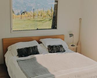 Five star rated Birch Block Vineyard Guest House in South Okanagan - Kaleden - Bedroom