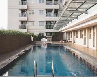 Fancy And Nice Studio At Belmont Residence Puri Apartment - Giacarta - Piscina