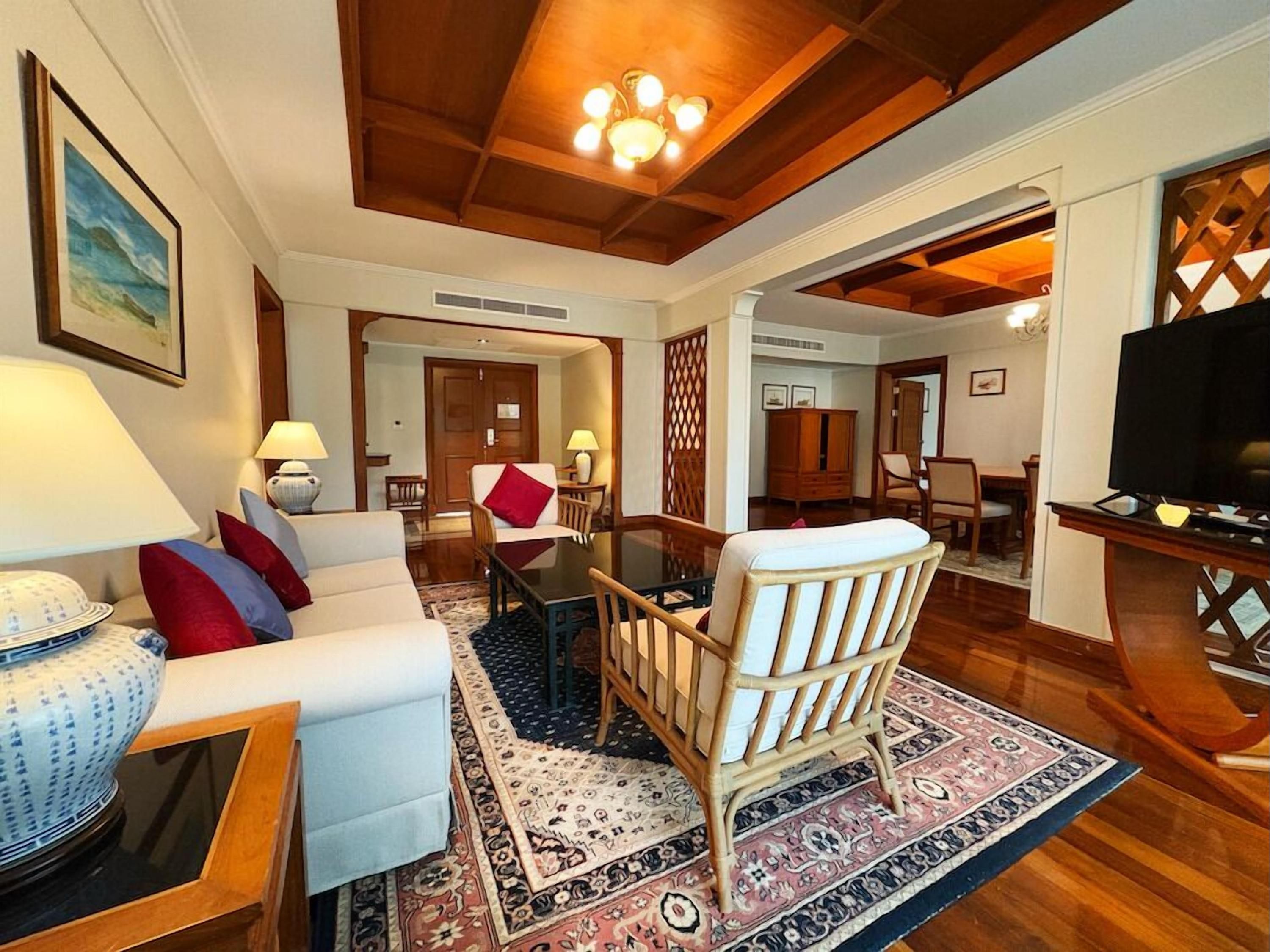 Amora Beach Resort Phuket - צ'רנגטלאי