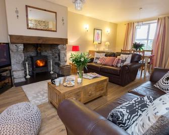 Large And Attractive Terraced Character Cottage In This Popular Village - Criccieth - Living room