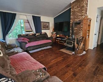 Spacious family and pet friendly 3-bedroom house 5 miles south of Aitkin. - Aitkin - Living room