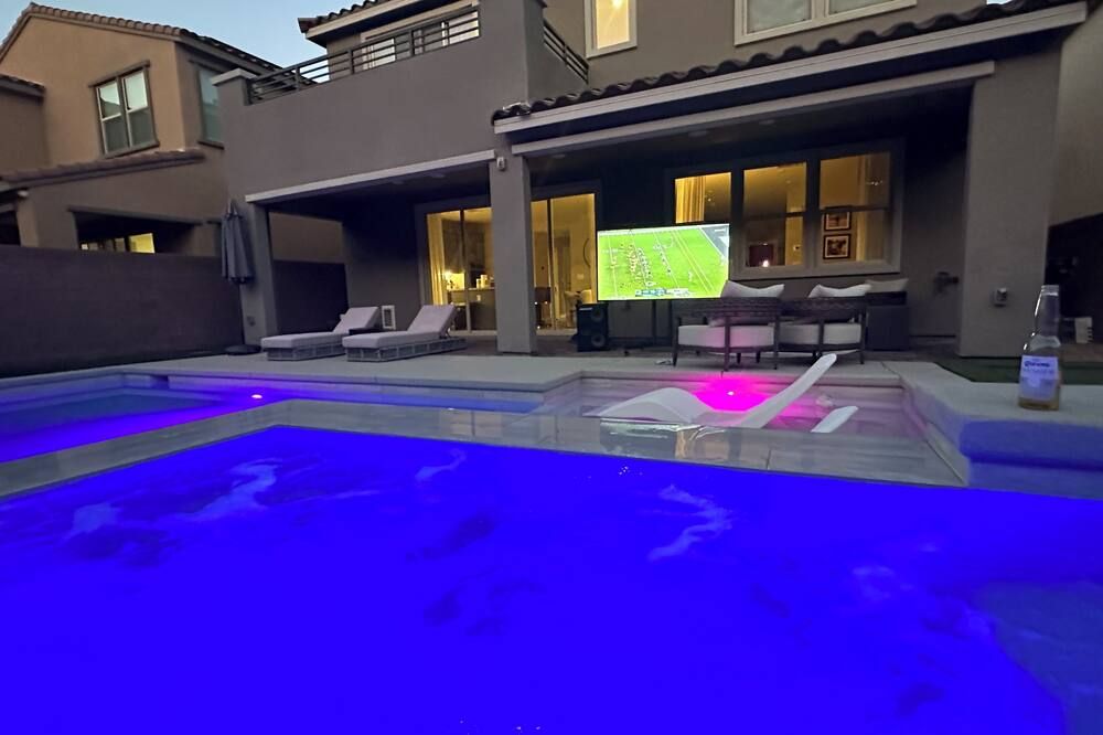 Stunning 4-bedroom house in Gated Summerlin with pool, hot tub, fitness room. - לאס וגאס - בריכה