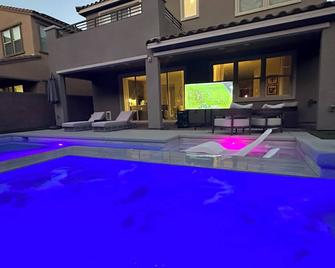 Stunning 4-bedroom house in Gated Summerlin with pool, hot tub, fitness room. - לאס וגאס - בריכה