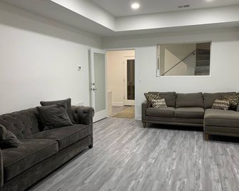 5BR & 4BA vacation home to relax, recreate or reset, and strategically located - Roswell - Living room