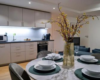 Bromma Bliss Apartment - City Escape - ستوكهولم - غرفة طعام