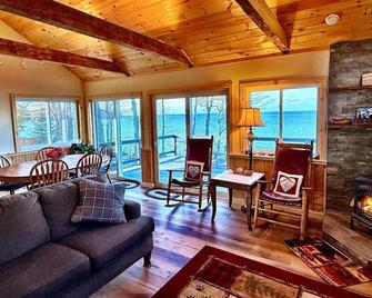 Oak Cottage - Lakefront cottage located in Sodus, NY, with full amenities. - Sodus - Living room