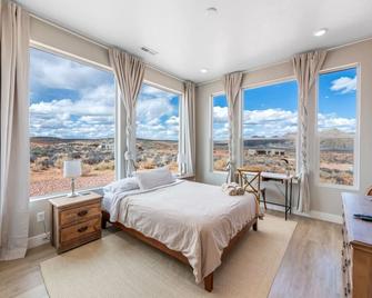 Canyon Dweller Luxury home with Mesa views - Big Water - Habitación