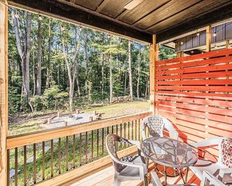 Woodside Retreat-A: Modern Home - Scottsville - Balcón