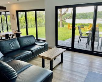 Luxurious waterfront chalet - Lac Etchemin - Living room