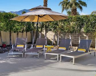 Private Oasis in fabulous Palm Springs Pool/WiFi/AC - Palm Springs - Patio