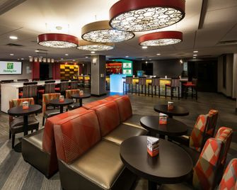 Holiday Inn Milwaukee Riverfront By IHG - Milwaukee - Bar