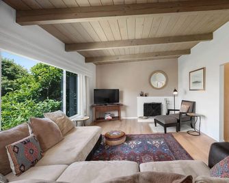 Beautiful, relaxing home with natural light & beautiful views of San Francisco. - Richmond - Wohnzimmer