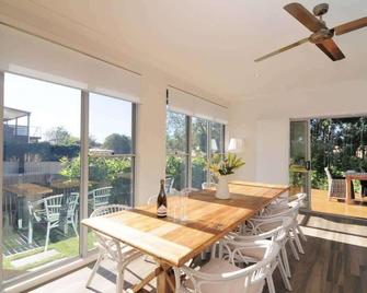 Beach Bliss - pet-friendly central Vincentia home - Vincentia - Eetruimte