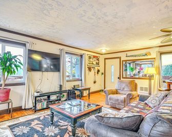 4 Mi to Sandy River Access: Studio w/ Mtn Views! - Sandy - Sala de estar