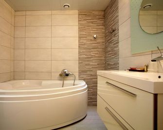 Logis Hotel Restaurant Spa Beau Site - Luxeuil-les-Bains - Badkamer