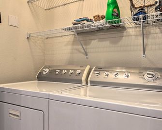 Serenity at The Lake Ozarks Gem With Poo - Camdenton - Lavandería