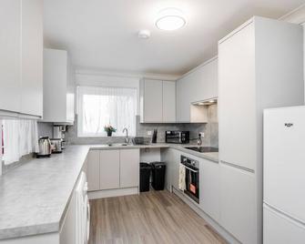 4 Bedroom House Free Parking Contractor' - Челмсфорд - Кухня