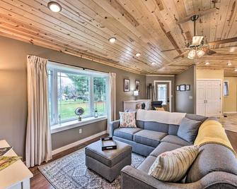 Modern Marlinton Home w/ Hot Tub & Mtn Views! - Marlinton - Sala de estar