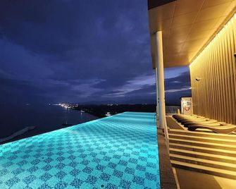 Gangneung Chonpines Ocean Suites Hotel - Gangneung - Zwembad