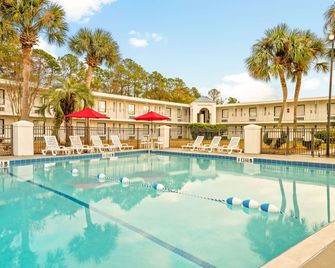 Developer Inn & Suites Airport JAX, a Baymont by Wyndham - Jacksonville - Piscina