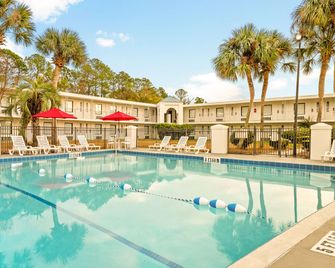 Developer Inn & Suites Airport JAX, a Baymont by Wyndham - Jacksonville - Pool