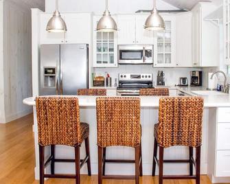 Gulf front location with amazing sunrise view-direct access on deep water canal! - Horseshoe Beach - Kitchen