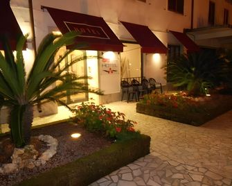 Hotel Tenda Rossa - Marina di Carrara - Bâtiment