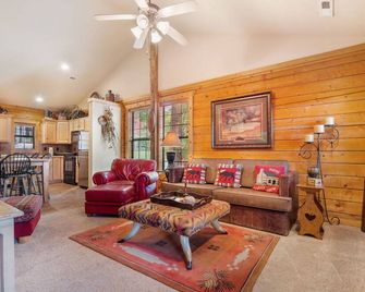 Welcoming Walk-in Cabin with Whirlpool Tub near Shows and Shopping Sleeps 6, Golf/Ticket Deals - Branson - Living room