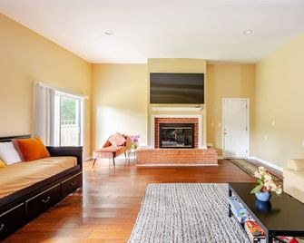 Modern 4-bedroom house, TV in bedroom,big fence yard, Pet stay free,Lighted yard - Durham - Living room