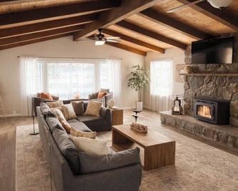 The Country Estate with Custom Fire Pit and Massive Pool - Exeter - Sala de estar