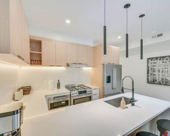 Near Biotechs and MIT Cozy Condo with Fireplace - Cambridge - Cocina