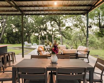The River Tent at Hilla Ranch Glamping - San Saba - Patio