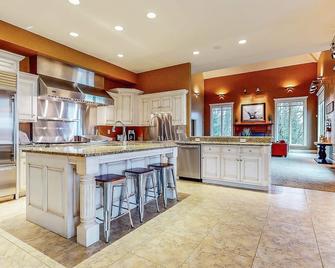 The Estate House: Timeless Elegance at 1885 Farms - Navarre - Kitchen