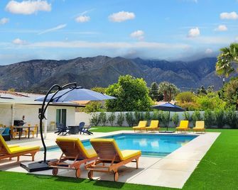 Sunny Bliss: Panoramic View, Saltwater Heated Pool&Spa, Lush Yard, Dog-Friendl! - Palm Springs - Pool