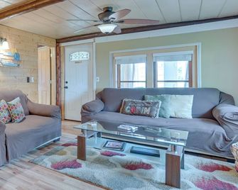 Cozy Houghton Lake Vacation Rental w/ Fireplace! - Houghton Lake - Sala de estar