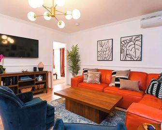 Immaculate 3bdr Private Bungalow, Walk to Beach! - Long Beach - Living room