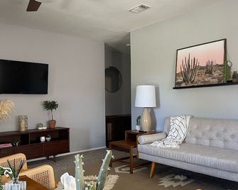 McKinley House Prime - Pool, Patio and Garage - Amarillo - Living room