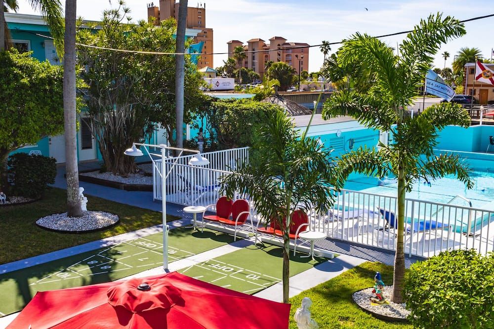 سي جاي موتل آند مارينا - تريجر أيلاند - حوض السباحة