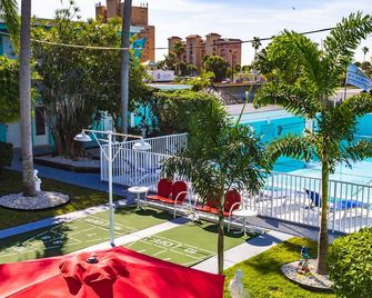 سي جاي موتل آند مارينا - تريجر أيلاند - حوض السباحة