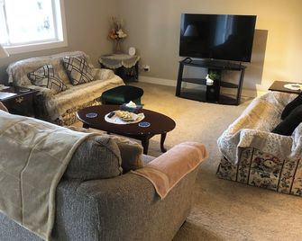 Relax in hot tub after walk in ocean side park - Nanaimo - Living room