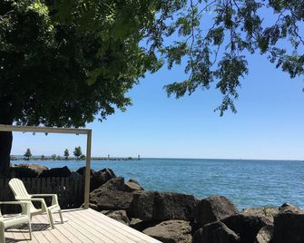 'pelee Shores' Point Pelee Lakefront Vacation Cottage - Leamington - Patio