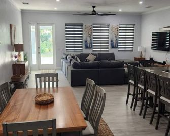 Another Round - Marsh Harbour - Comedor