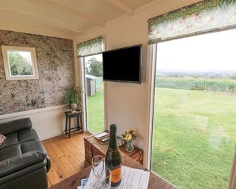 Shepherds Hut - Rugeley - Living room