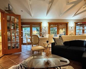 Pet-Friendly Chic SoCo Bungalow with yard, w/d, full kitchen - Austin - Living room