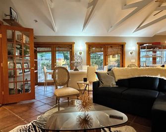 Pet-Friendly Chic SoCo Bungalow with yard, w/d, full kitchen - Austin - Living room