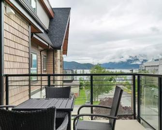 Modern 4BR unit Lake Views - Hope