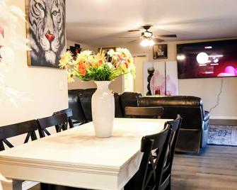 Near highway, in the city, 4tv, fenced playground - Burkburnett - Dining room