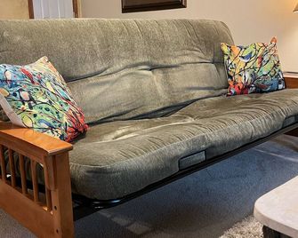 Private, Spacious Basement Suite - Hot Tub, Kitchenette, Ping Pong, Kid-friendly - Colorado Springs - Olohuone