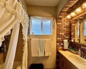King Private Room-Dogs, Big Or Little, Are Always Welcome - Hoquiam - Bathroom